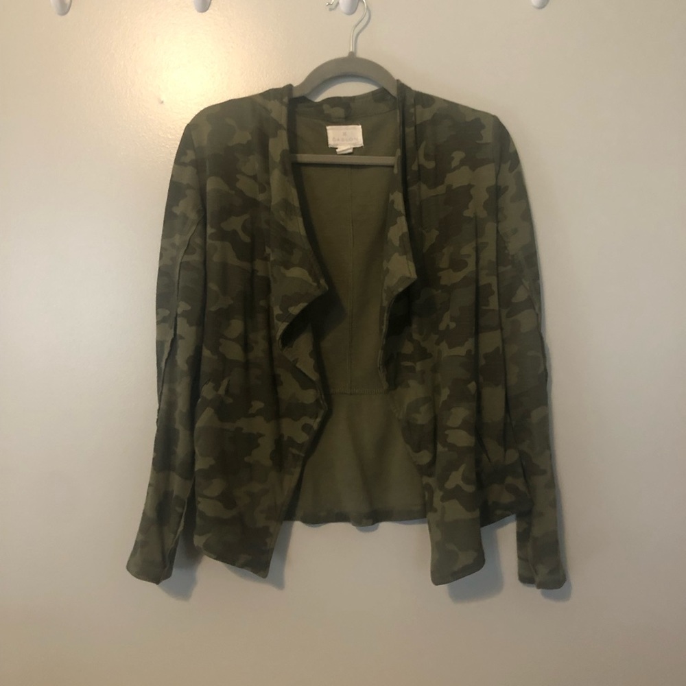 Calson drape collar knot blazer in olive camo print size small